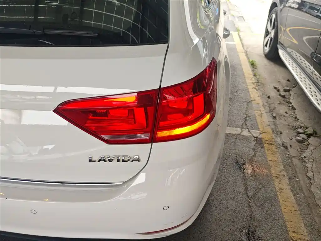 Volkswagen Lavida Tour 2015 1.6L Automatic Comfort Edition фото 8