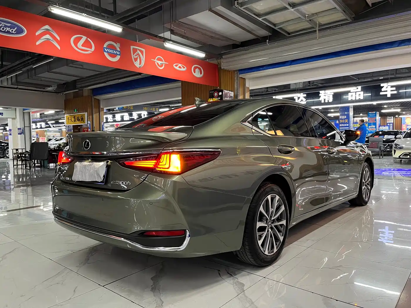 Lexus ES 2023 200 Excellence Edition фото 5