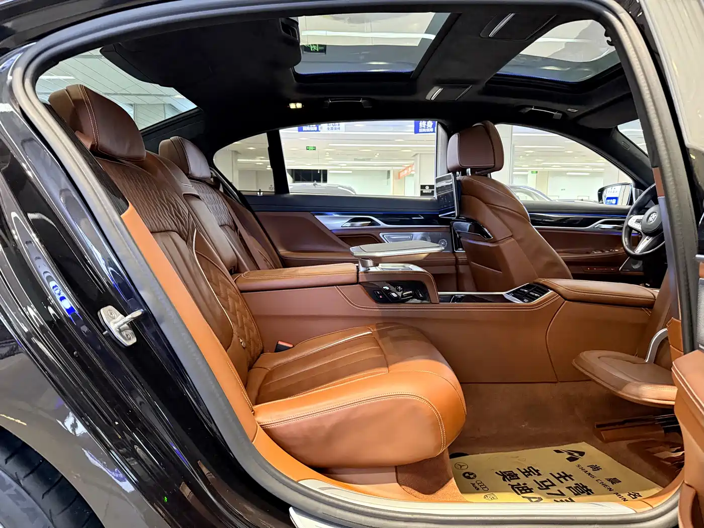 BMW 7 Series 2018 M760Li xDrive фото 11