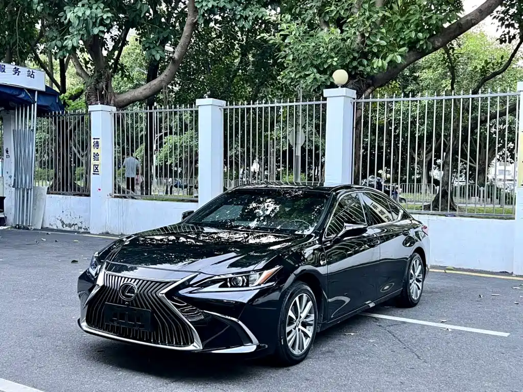 Фото 1 - Lexus ES