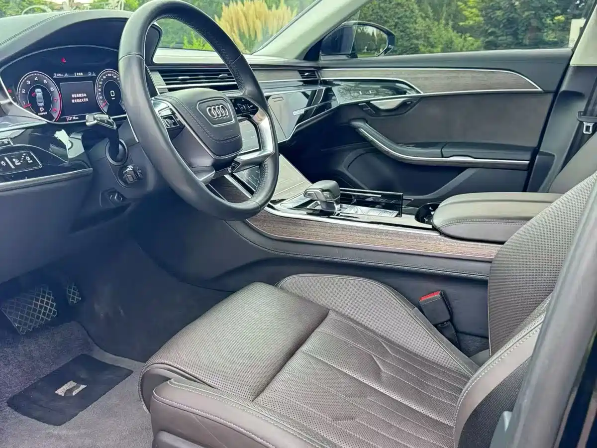 Фото 3 - Audi A8