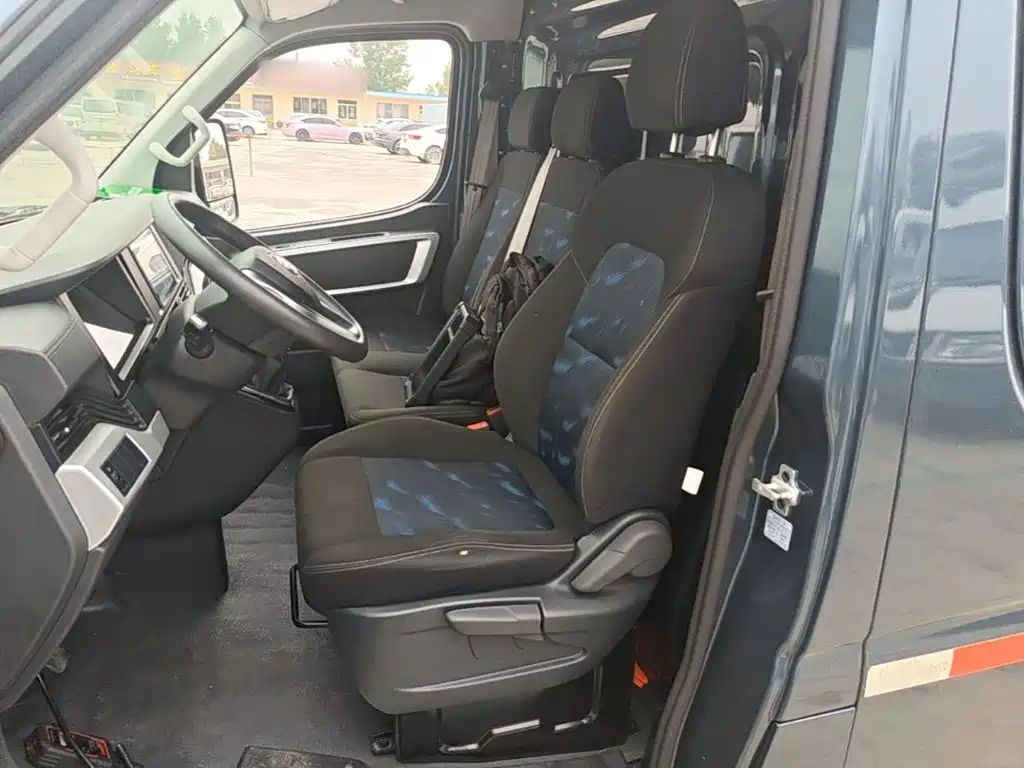 Dongfeng Yufeng Yufeng 2024 2023 V9+ 2.3T Manual FWD Van Short Wheelbase Medium Roof 3 Seater