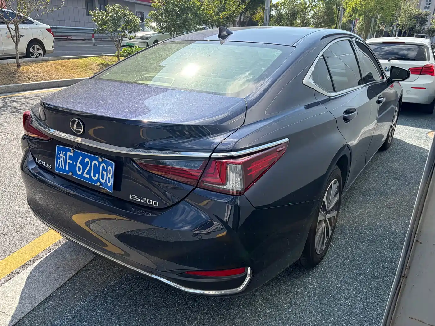 Фото 11 - Lexus ES