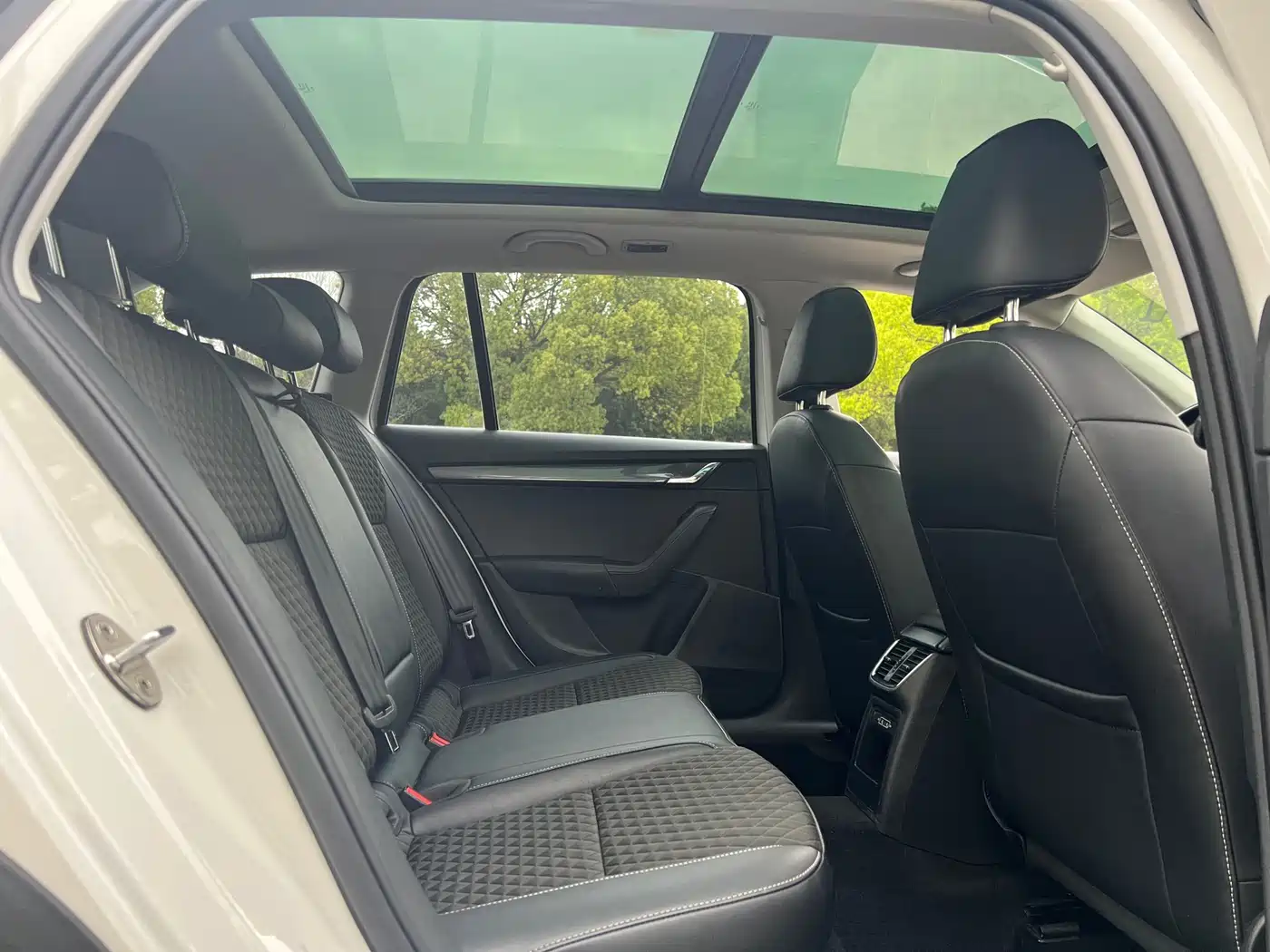 Škoda Octavia 2018 Model Wagon TSI280 DSG Luxury Edition фото 7