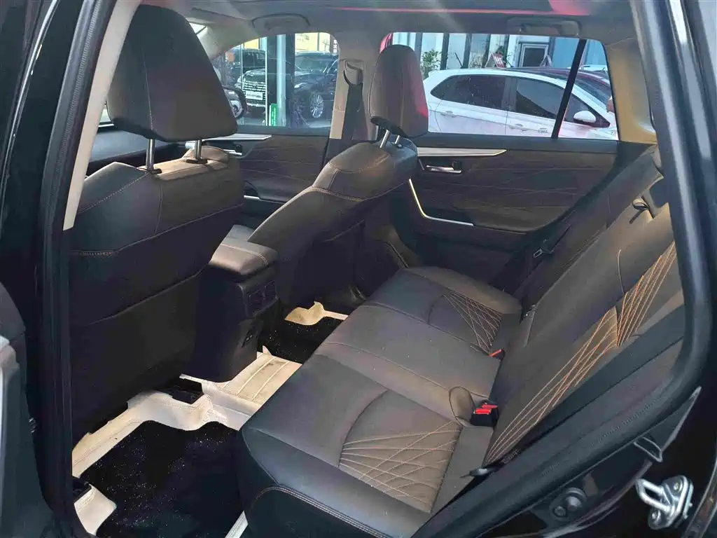 Фото 6 - Toyota RAV4