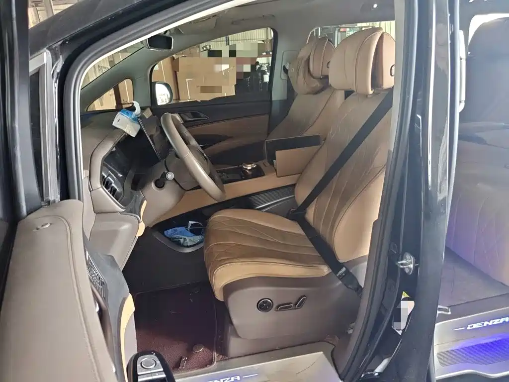 Denza D9 2023 2022 DM-i 970 AWD Flagship