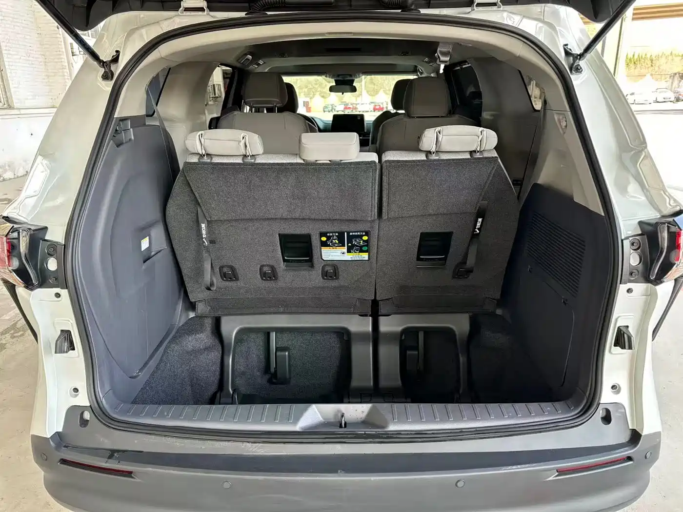 Toyota Sienna 2023 2.5L Hybrid Comfort Edition фото 19
