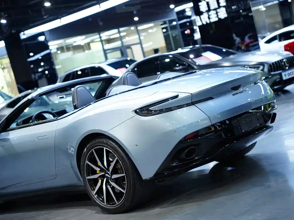 Фото 6 - Aston Martin DB11