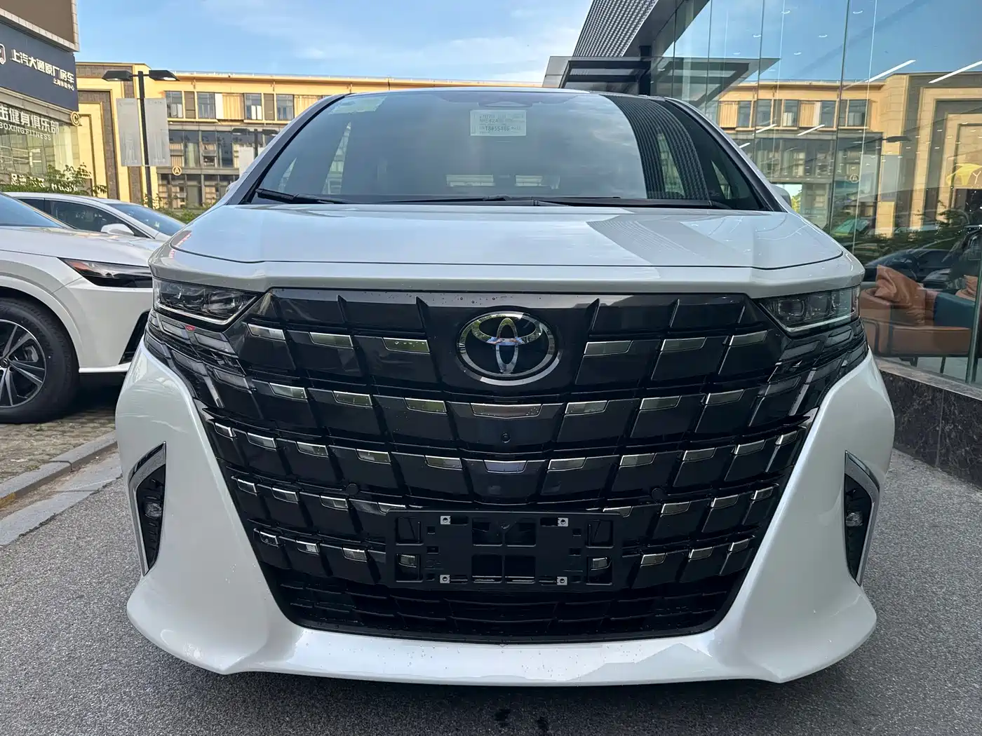 Toyota Alphard 2025 Hybrid 2.5L Ultimate Gold Edition фото 2