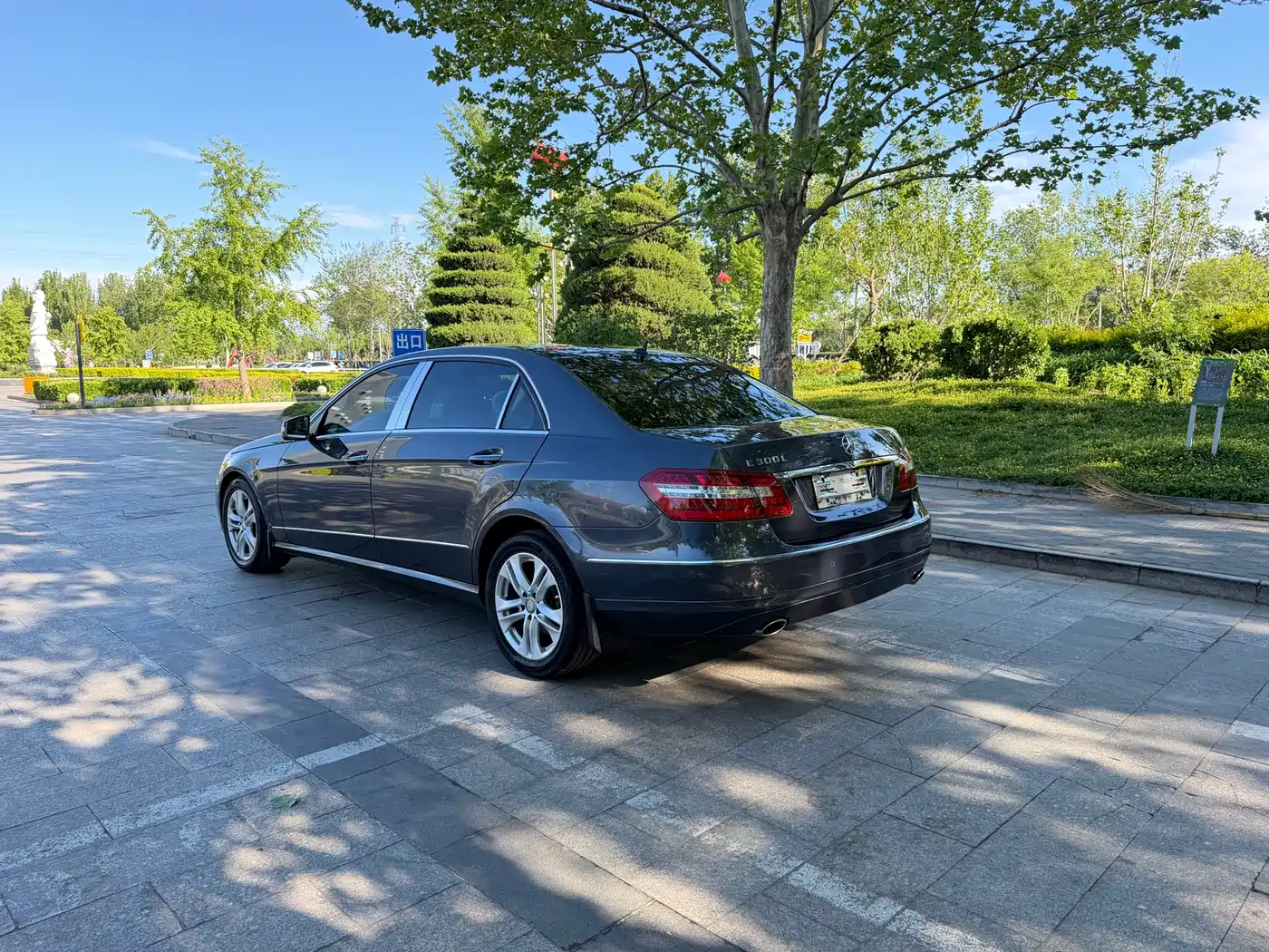 Mercedes-Benz E-Class 2010 E 300 L Fashion фото 4