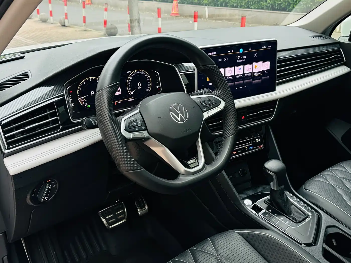 Volkswagen Tiguan L 2024 330TSI Automatic 2WD R-Line Premium Enjoyment Edition фото 10