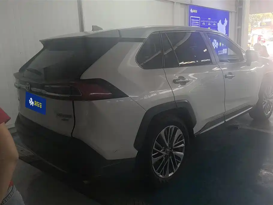 Toyota Wildlander 2020 2.0L CVT AWD Premium Edition фото 3