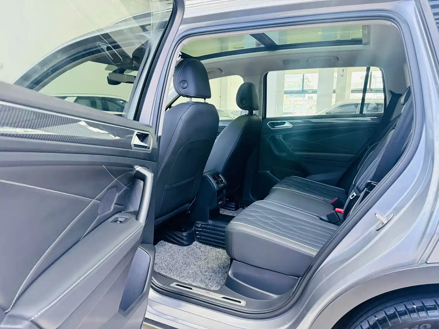 Volkswagen Tiguan L 2022 330TSI Auto 2WD R-Line Premium Edition фото 7