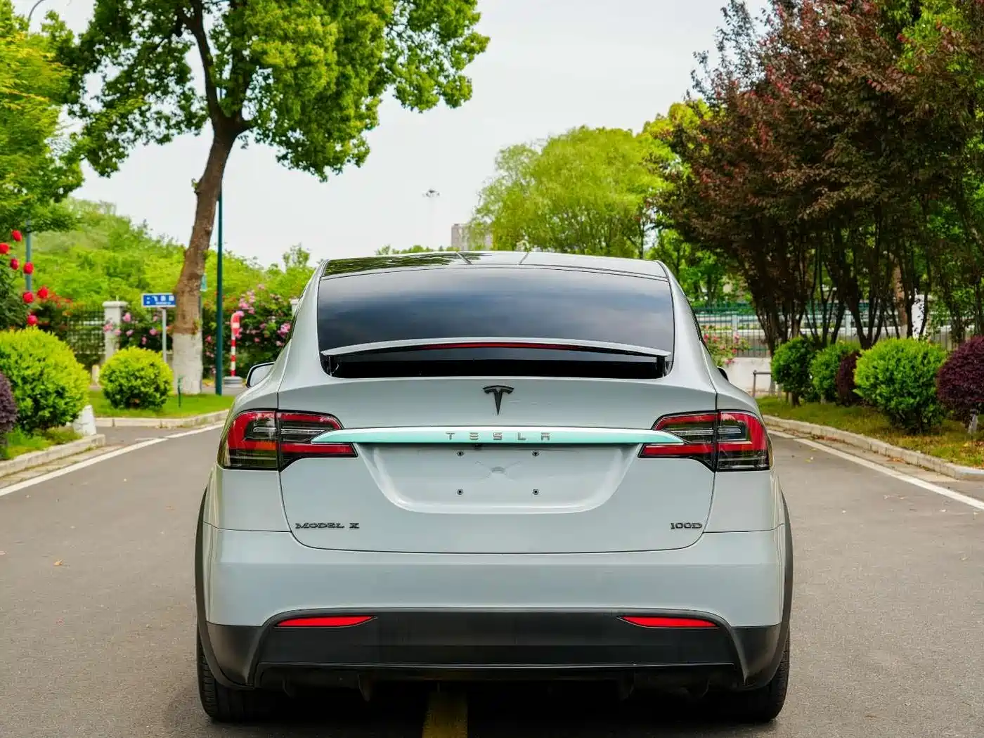 TESLA MODEL X