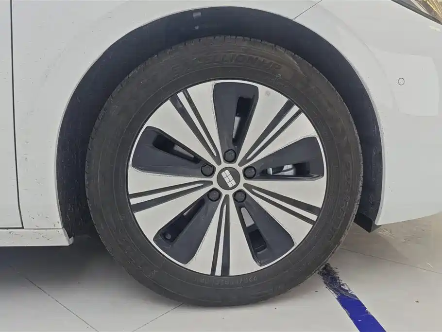 Geely Galaxy Galaxy A7 2025 EM-i 150km Long Voyage Edition фото 6