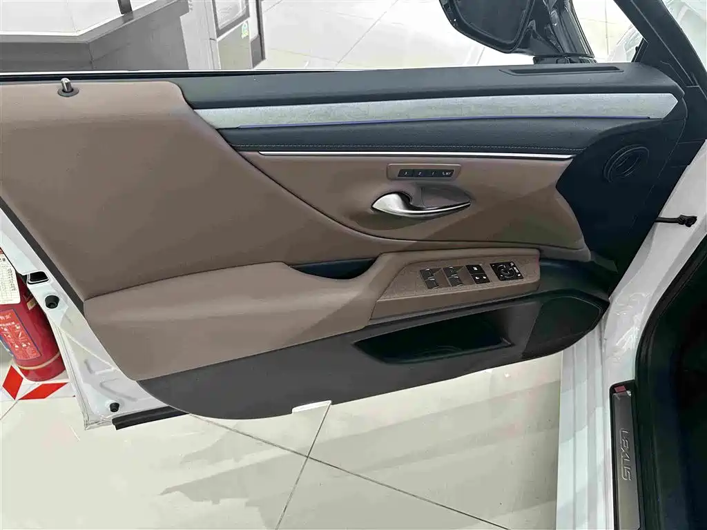 Lexus ES 2026 2025 200 Ultimate Edition