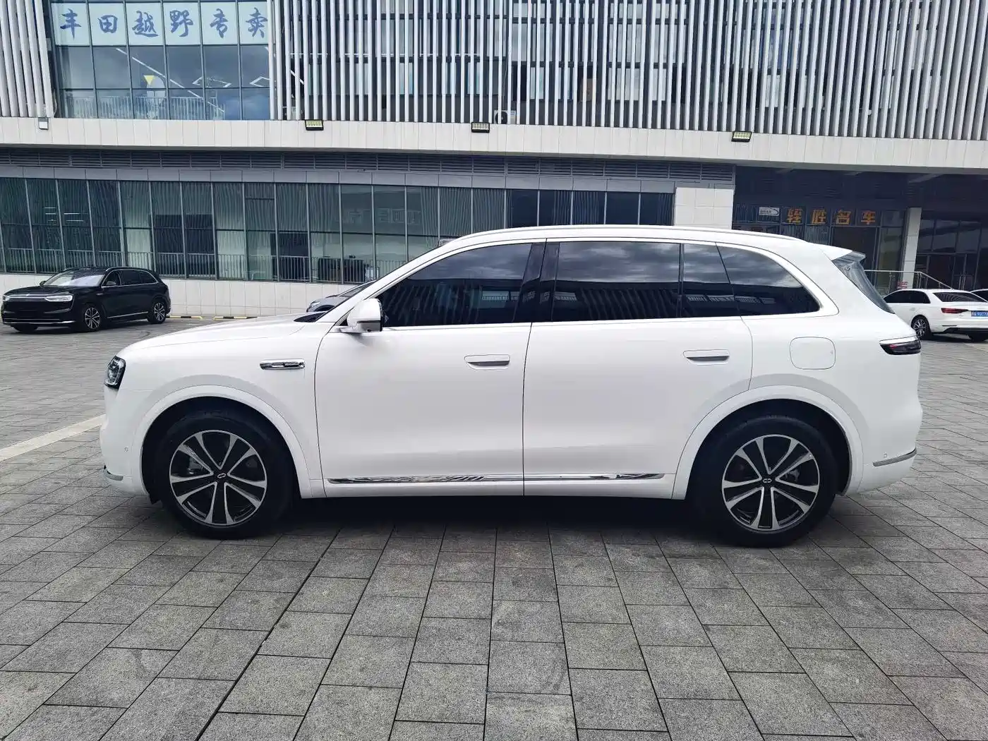 AITO Wenjie AITO M7 2026 Extended Range Max AWD 5-seater фото 2