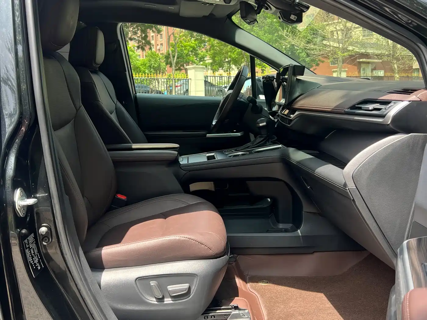 Toyota Sienna 2023 2.5L Hybrid Platinum Edition фото 9
