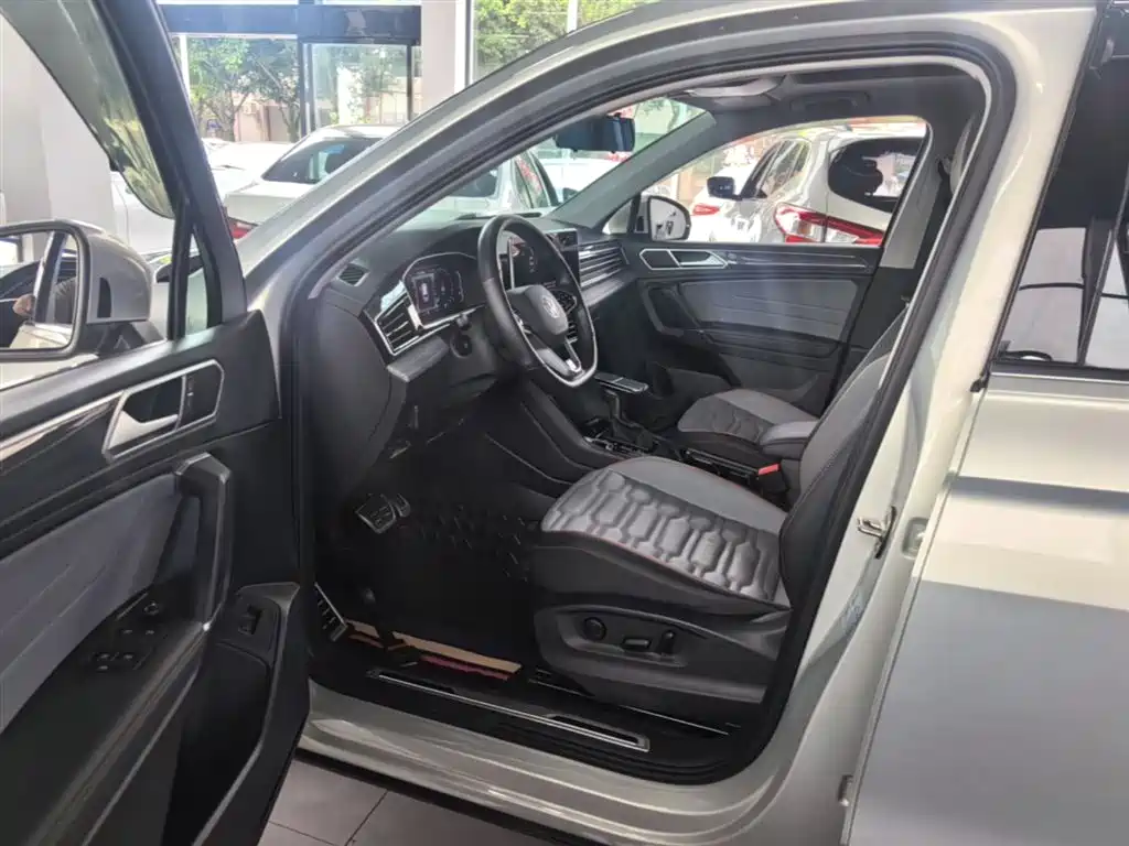 Volkswagen Tiguan L 2022 330TSI Auto 2WD R-Line Premium Edition фото 12