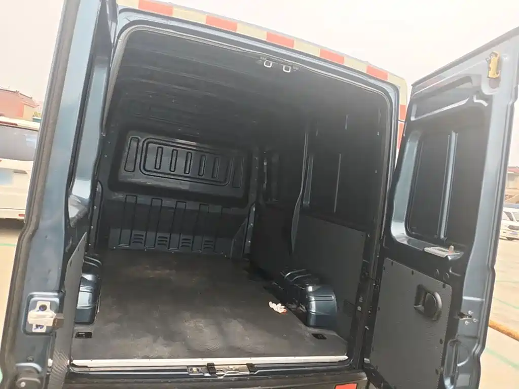 Dongfeng Yufeng Yufeng 2024 2023 V9+ 2.3T Manual FWD Van Short Wheelbase Medium Roof 3 Seater
