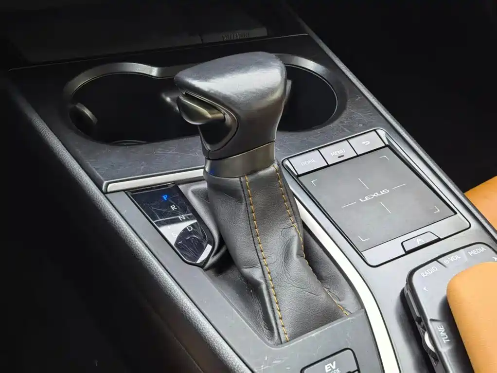 Lexus UX 2020 260h Explore Cool Edition фото 7