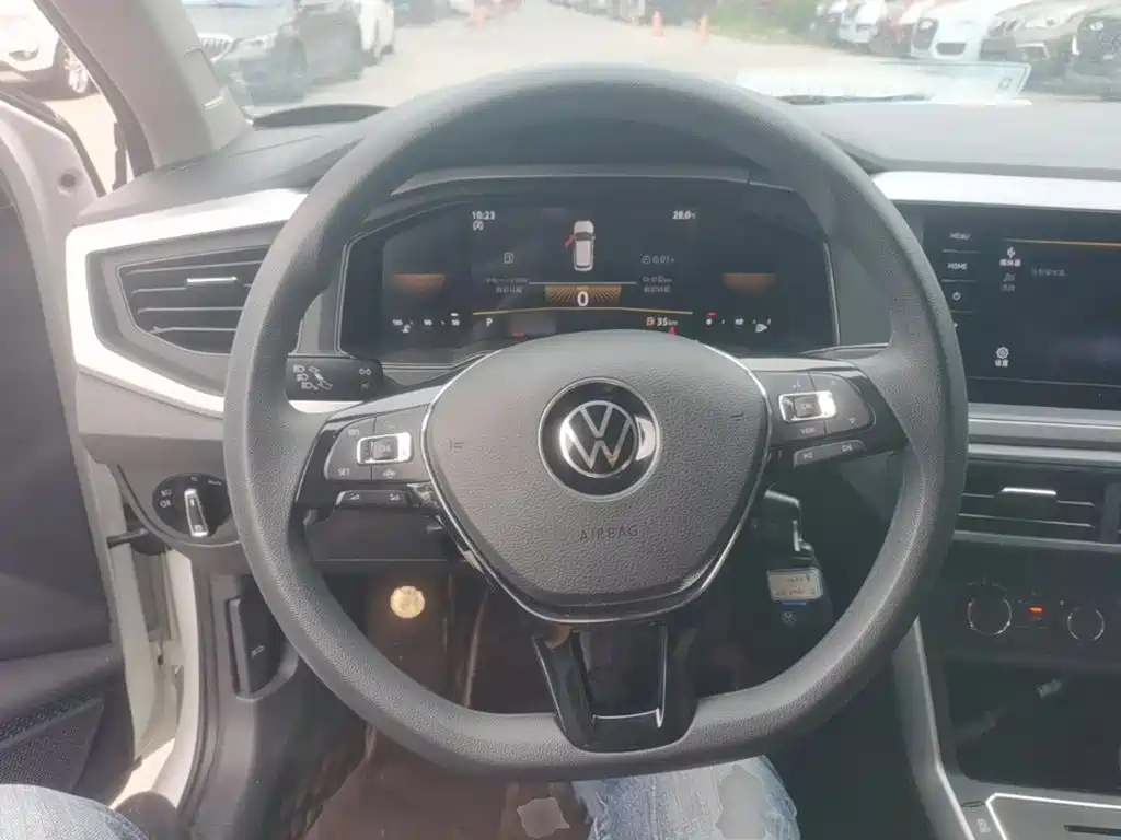 VOLKSWAGEN POLO