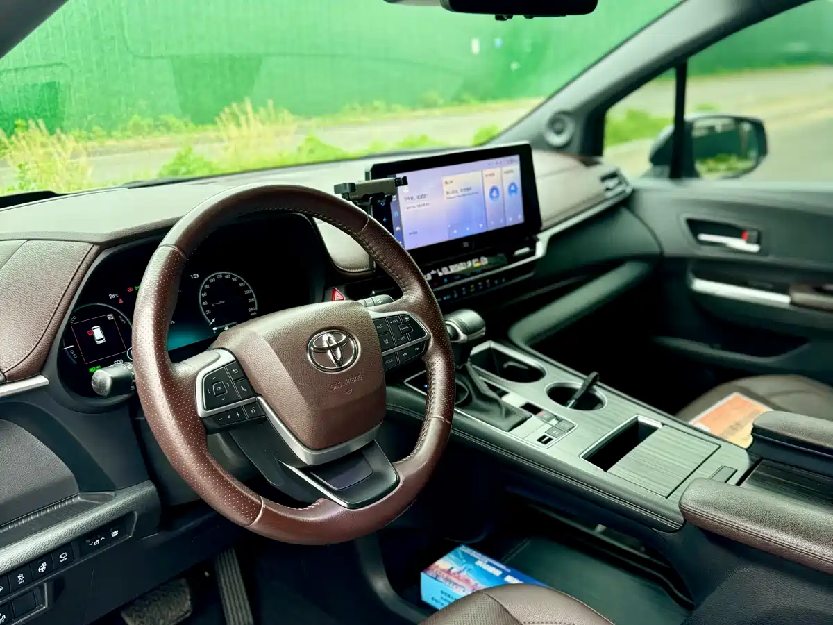 Toyota Sienna 2021 2.5L Hybrid Platinum Edition фото 7
