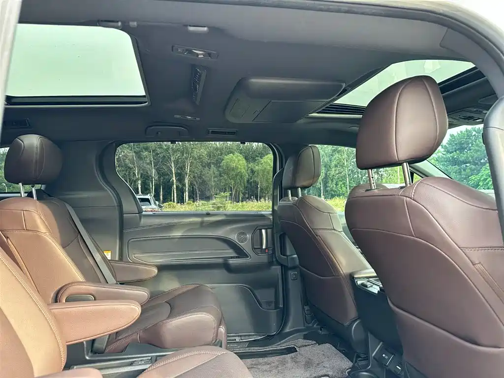 Toyota Sienna 2023 2.5L Hybrid Platinum Edition фото 22