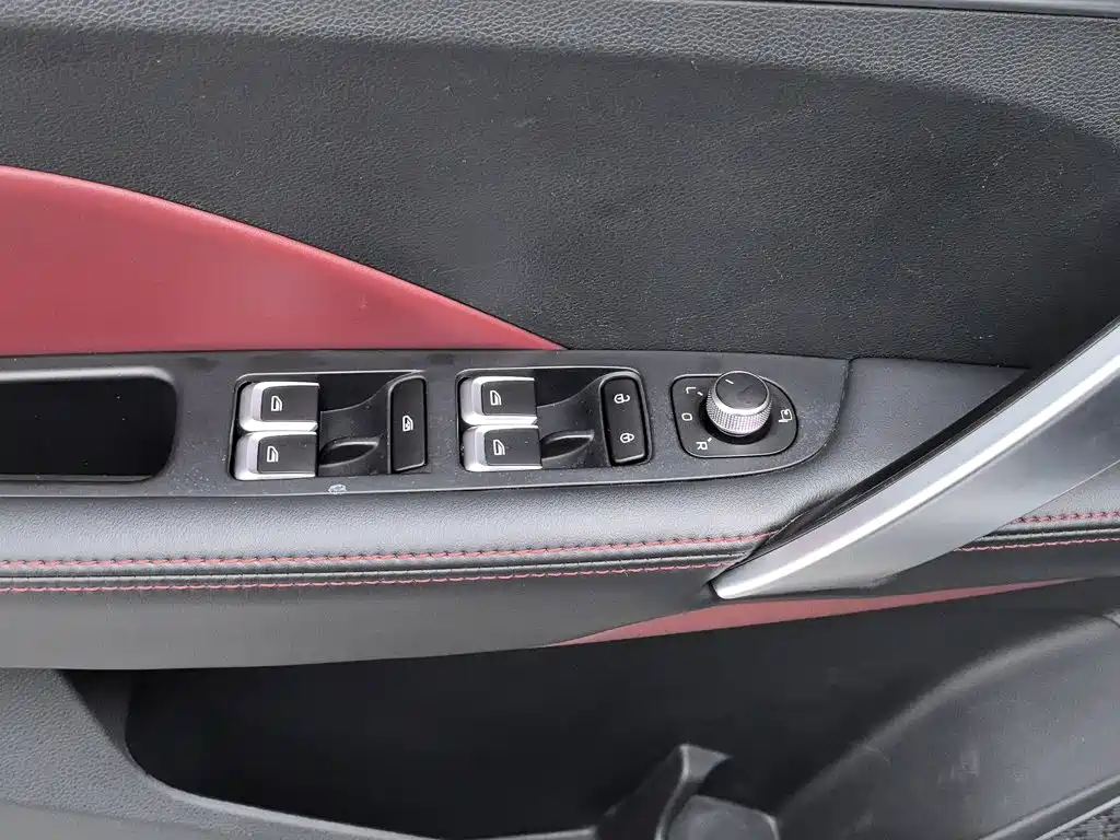 Фото 9 - Geely Binyue