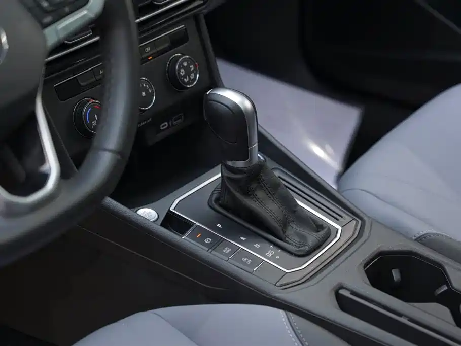 Volkswagen Lavida 2023 Facelift 1.5L Auto Starlight 5 Million Edition фото 12