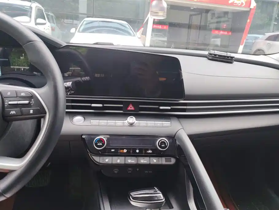Hyundai Elantra 2023 Model 1.5L CVT LUX Premium Edition фото 13