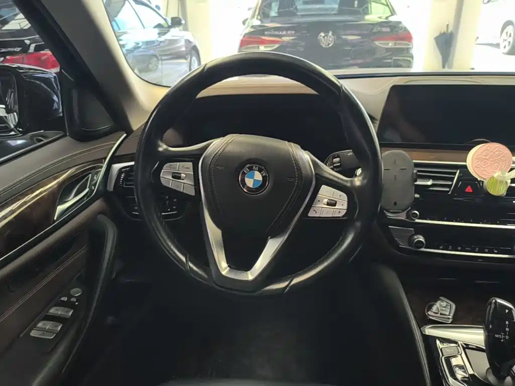 صورة 11 - BMW 5 Series