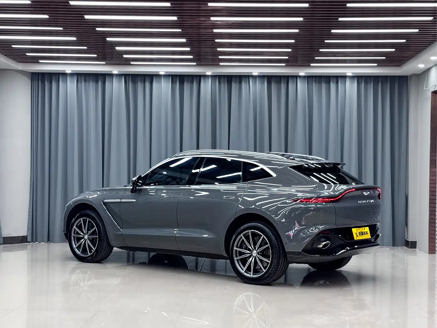 Aston Martin DBX 2024 2023 3.0T STRAIGHT-SIX