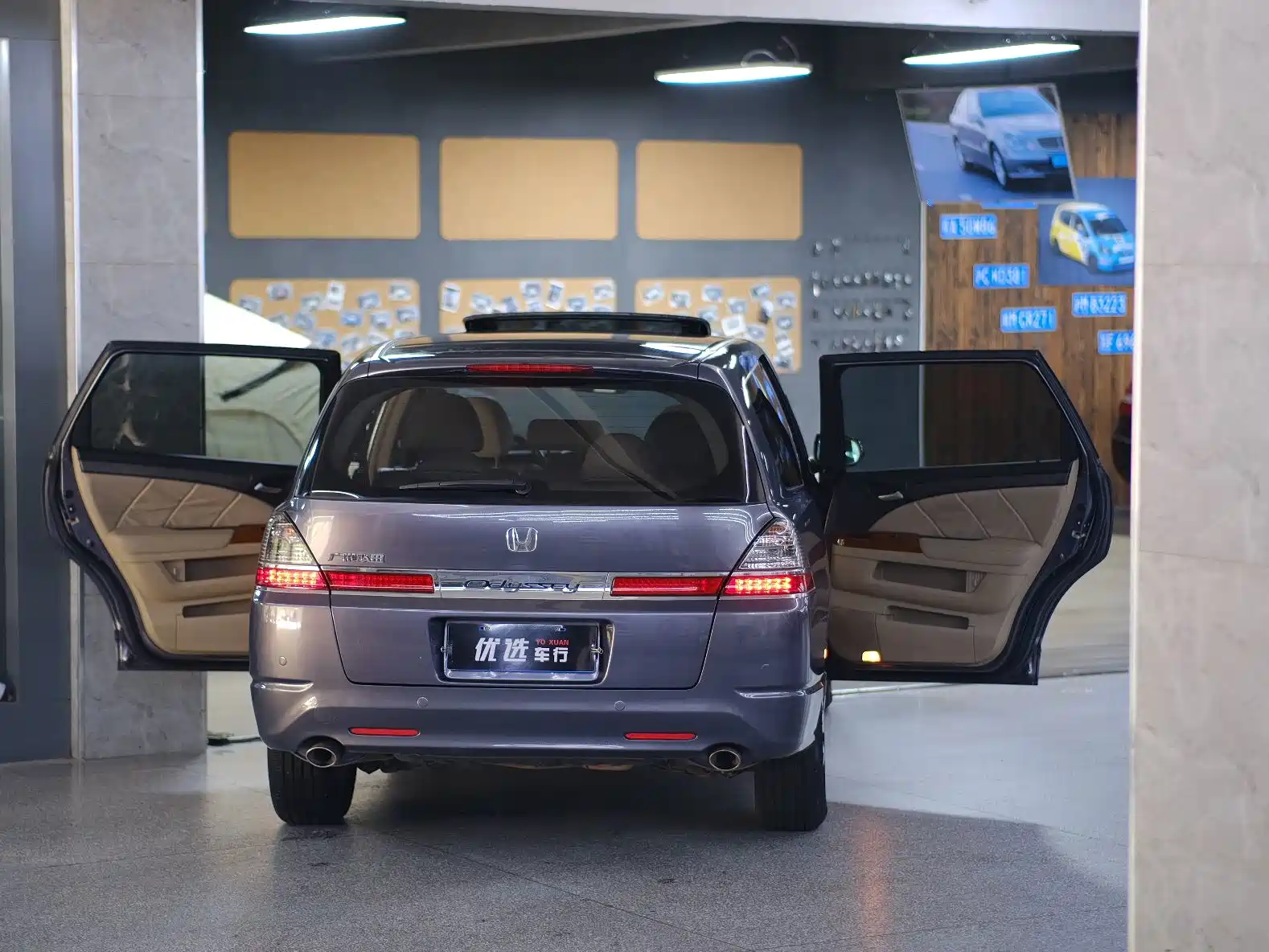 Photo 2 - Honda Odyssey