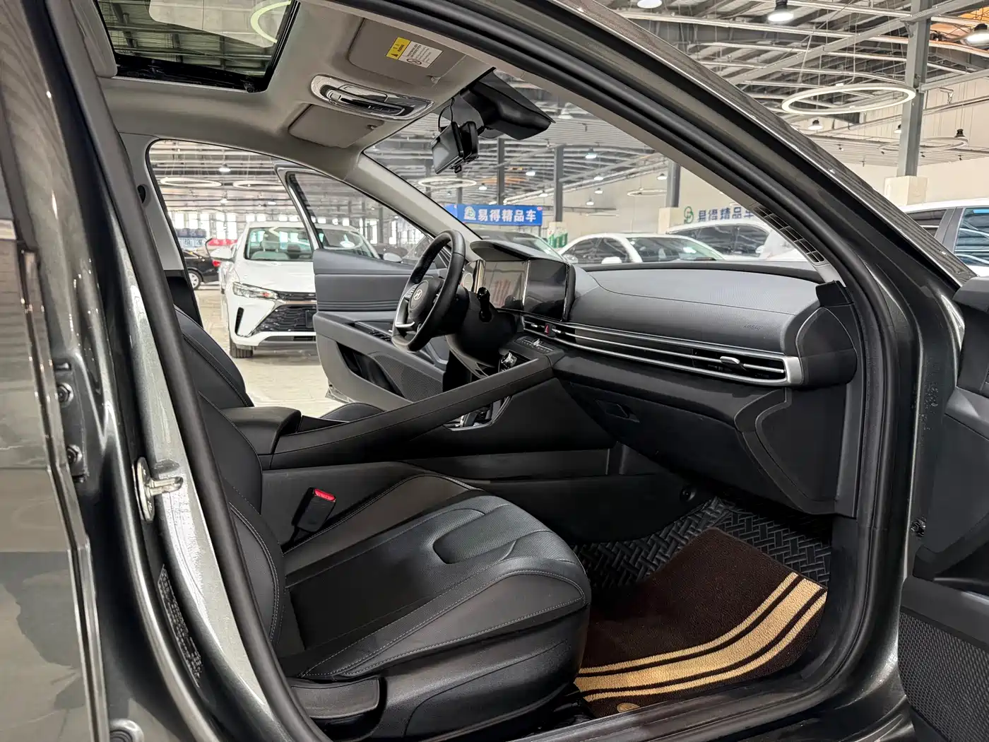Hyundai Elantra 2023 Model 1.5L CVT LUX Premium Edition фото 9