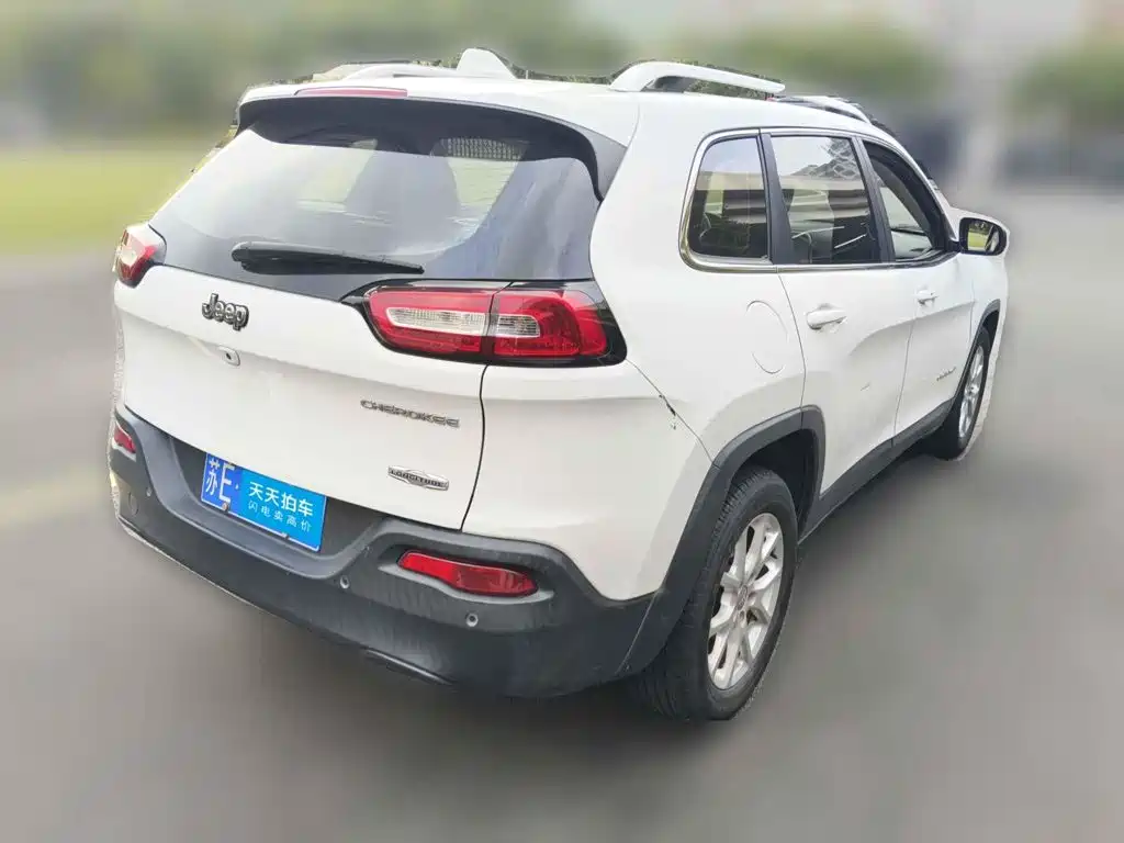 Фото 2 - Jeep Cherokee