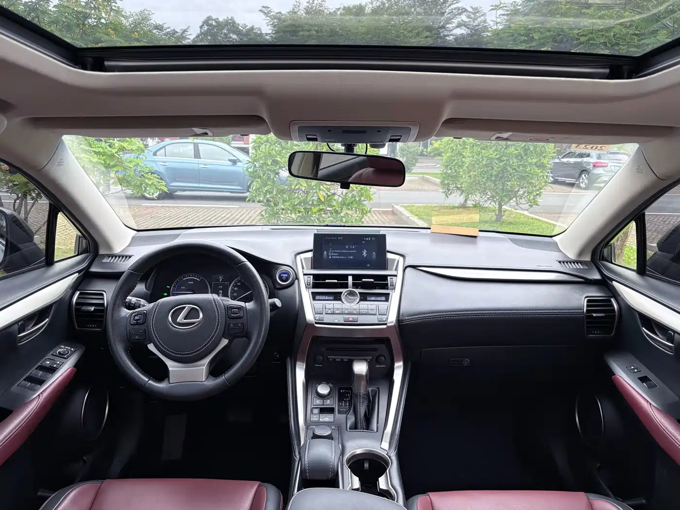 Lexus NX 2015 300h FWD Luxury фото 19
