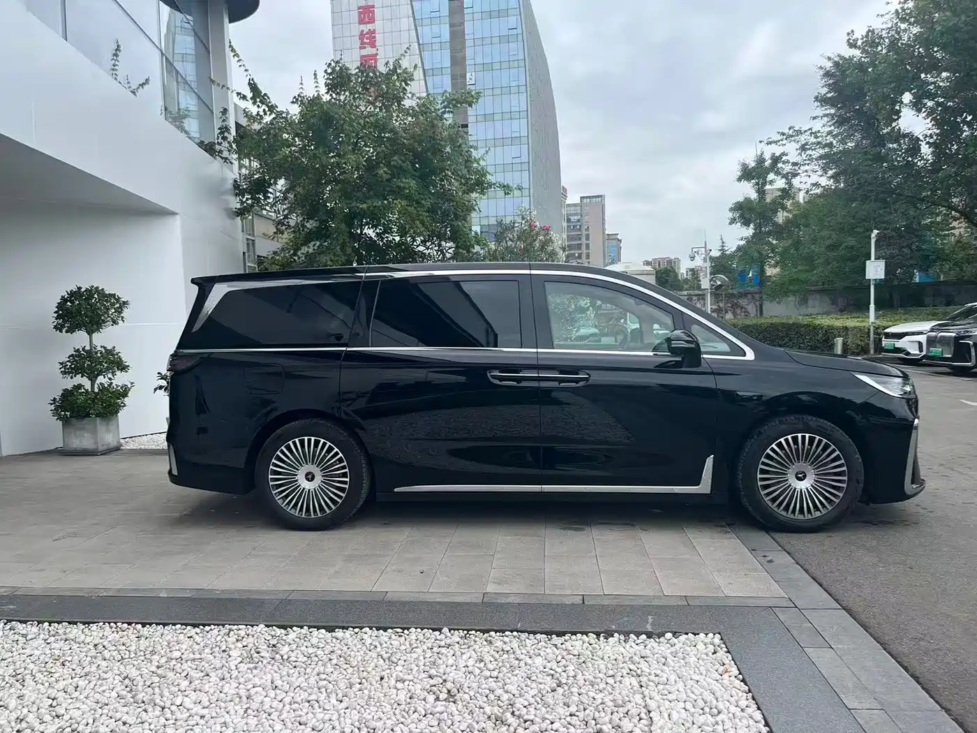 Voyah Auto Voyah Dreamer 2025 Model PHEV 4WD Premium QianKun Edition фото 4