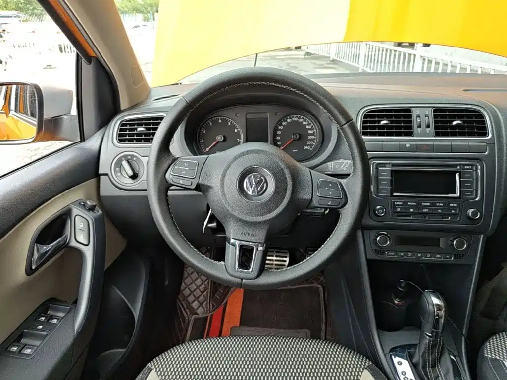 Volkswagen Polo 2014 2012 1.6L Cross Polo AT