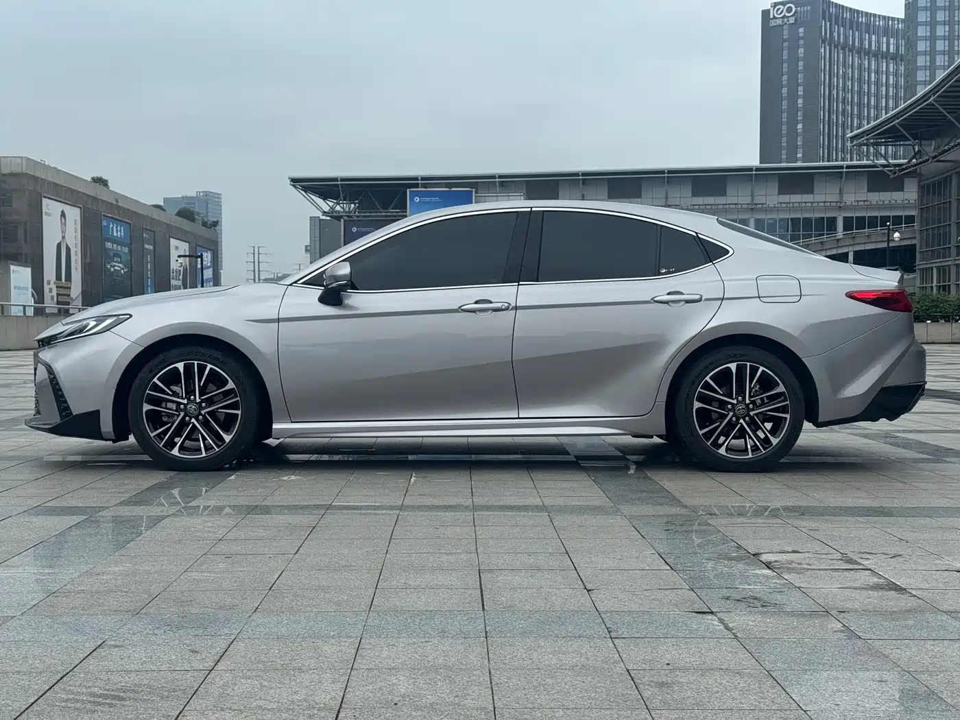 Toyota Camry 2026 Hybrid 2.0HSE Sport Lite Edition фото 8
