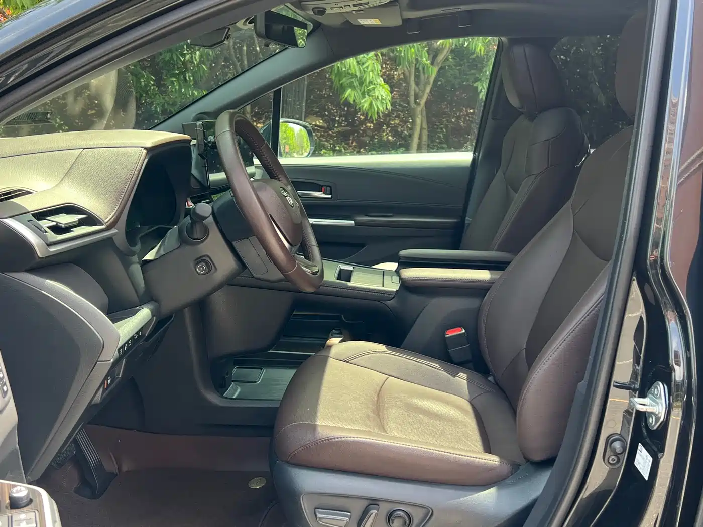 Toyota Sienna 2023 2.5L Hybrid Platinum Edition фото 7