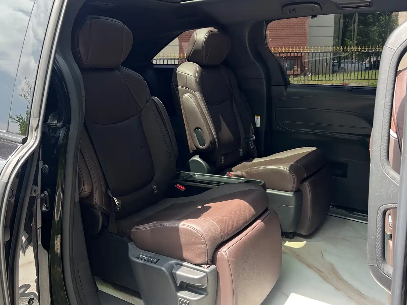 Toyota Sienna 2023 2.5L Hybrid Platinum Edition фото 10