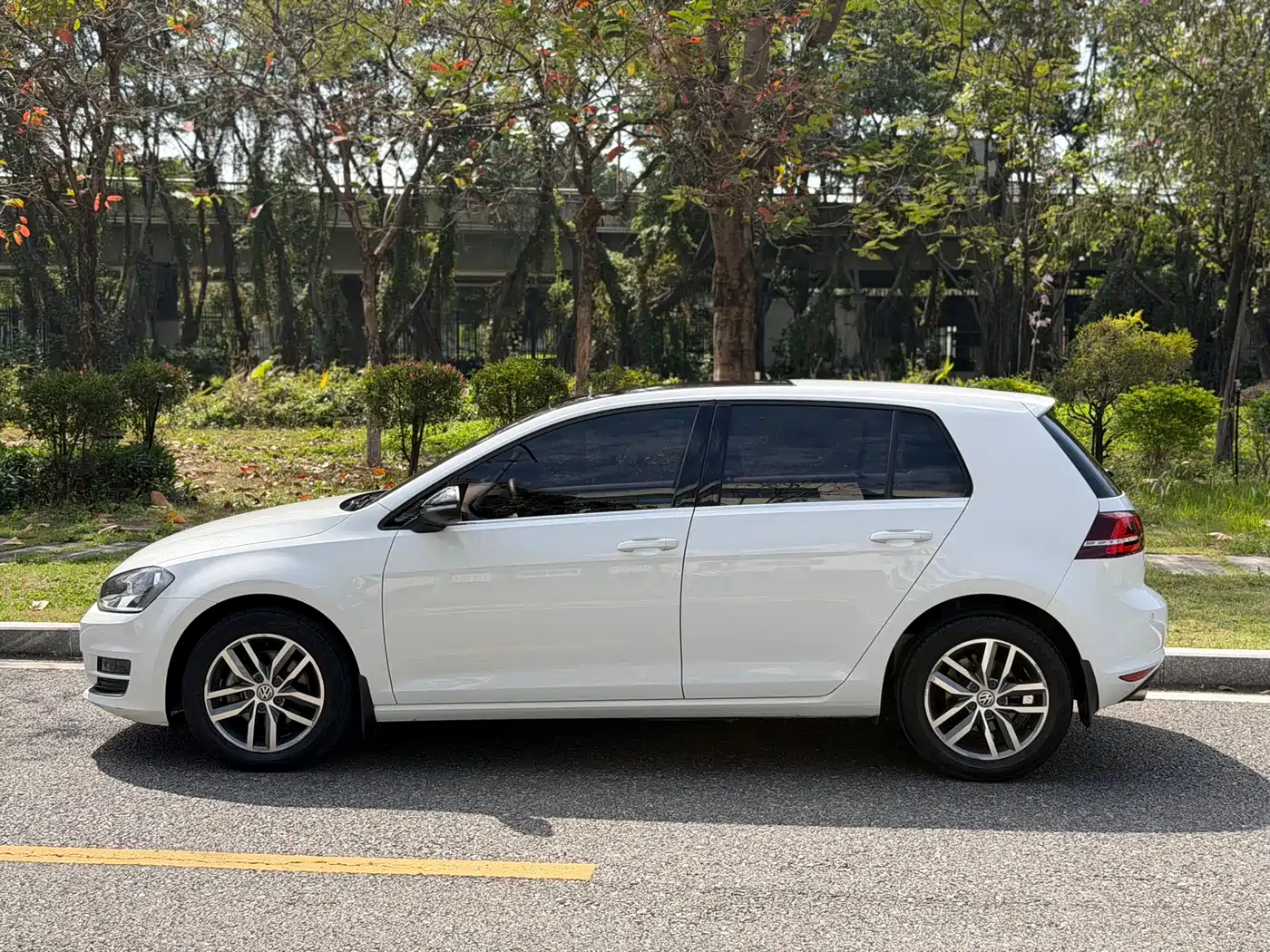 Volkswagen Golf 2017 230TSI Auto Comfort Millionth Anniversary Edition фото 11