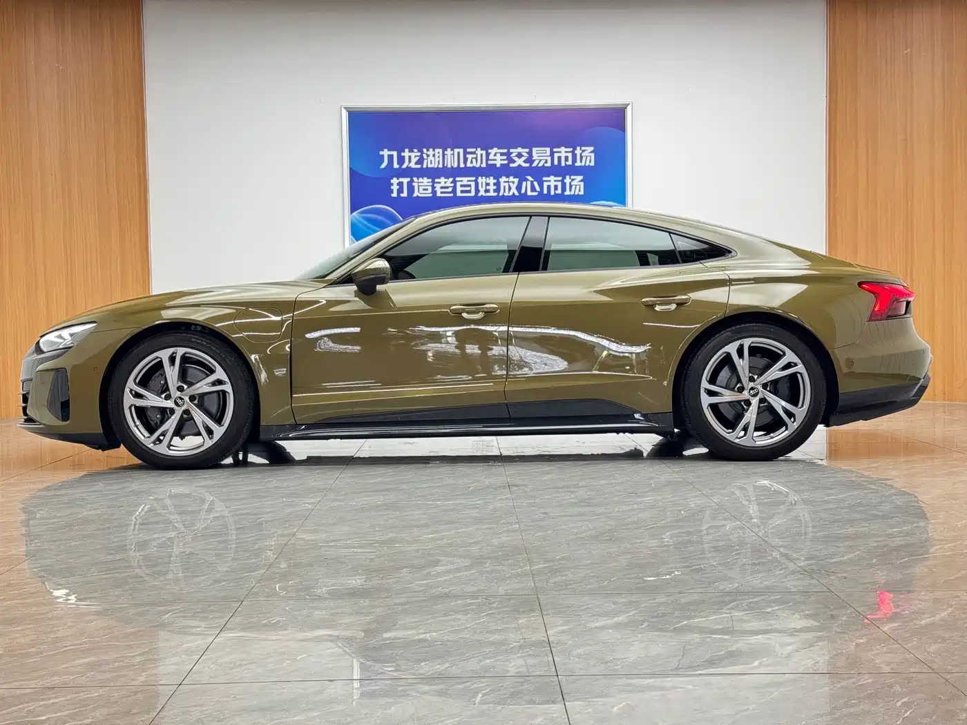 Audi e-tron GT 2024 2023 Base Model