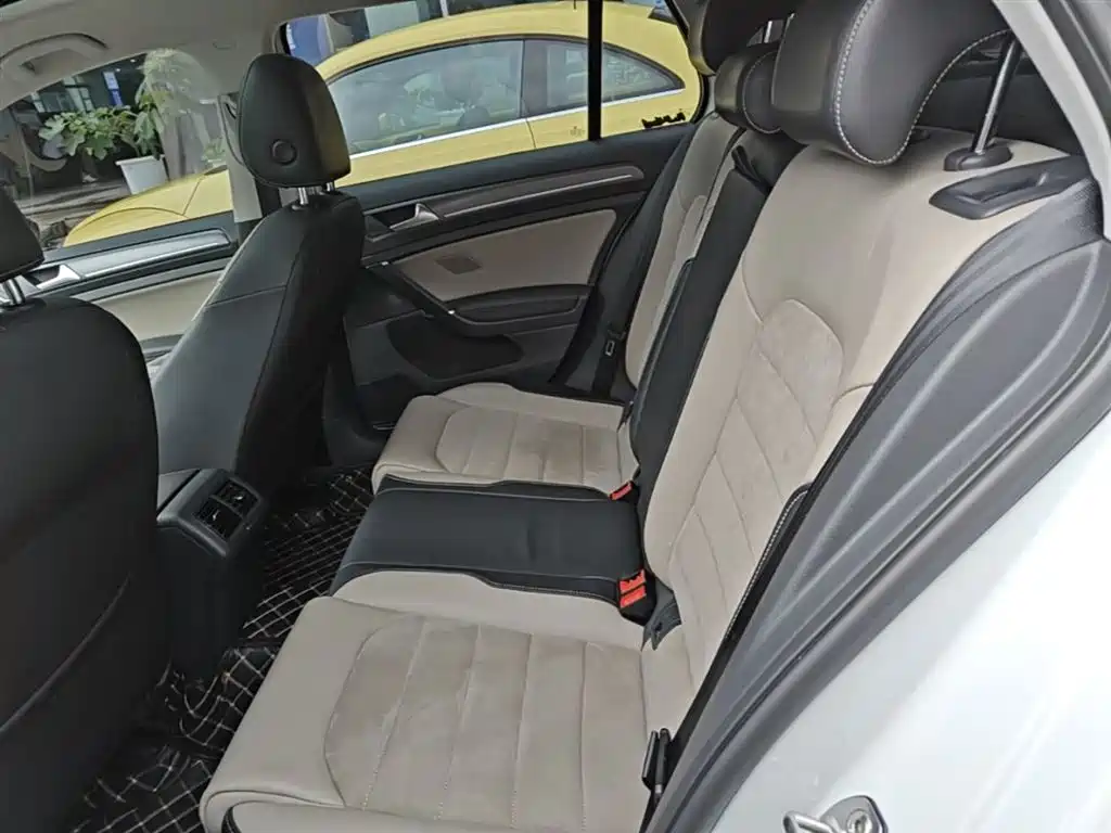 Volkswagen Golf 2017 230TSI Auto Luxury Millionth Anniversary Edition фото 17