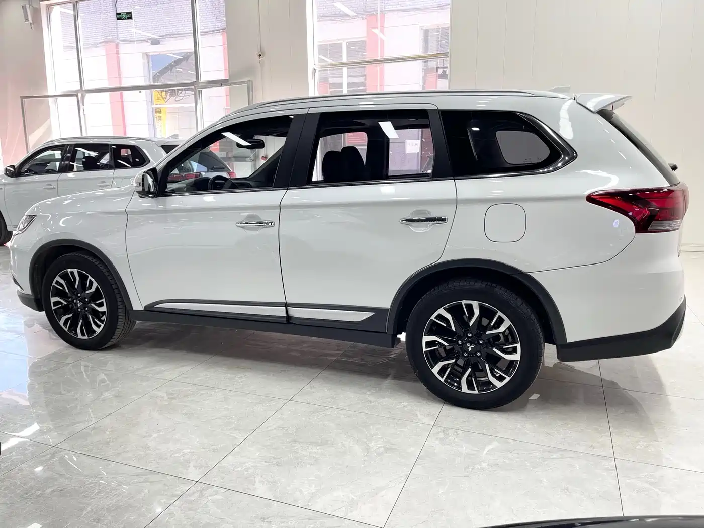 MITSUBISHI OUTLANDER