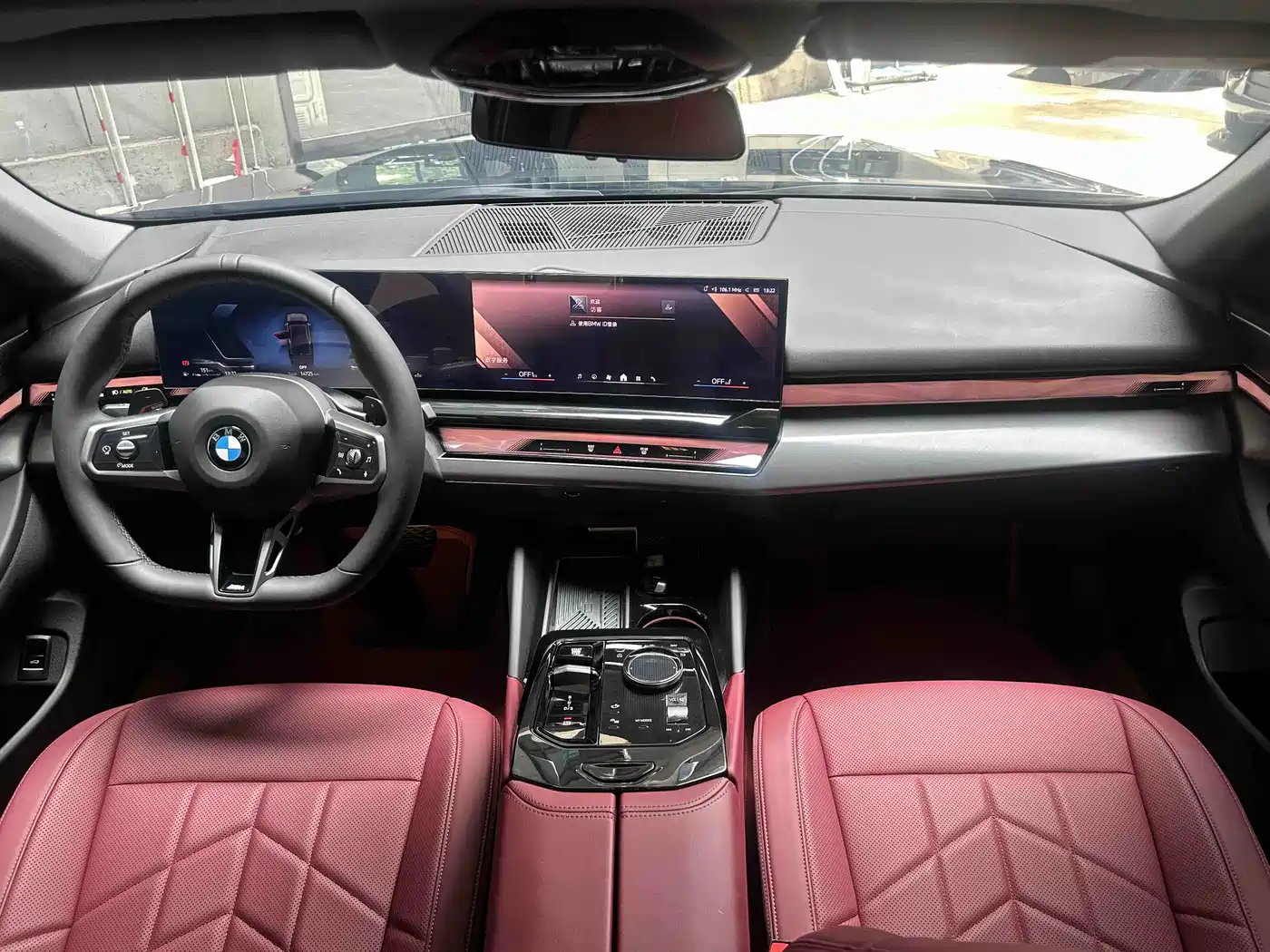 BMW 5 Series 2025 530Li Leading M Sport Package фото 4