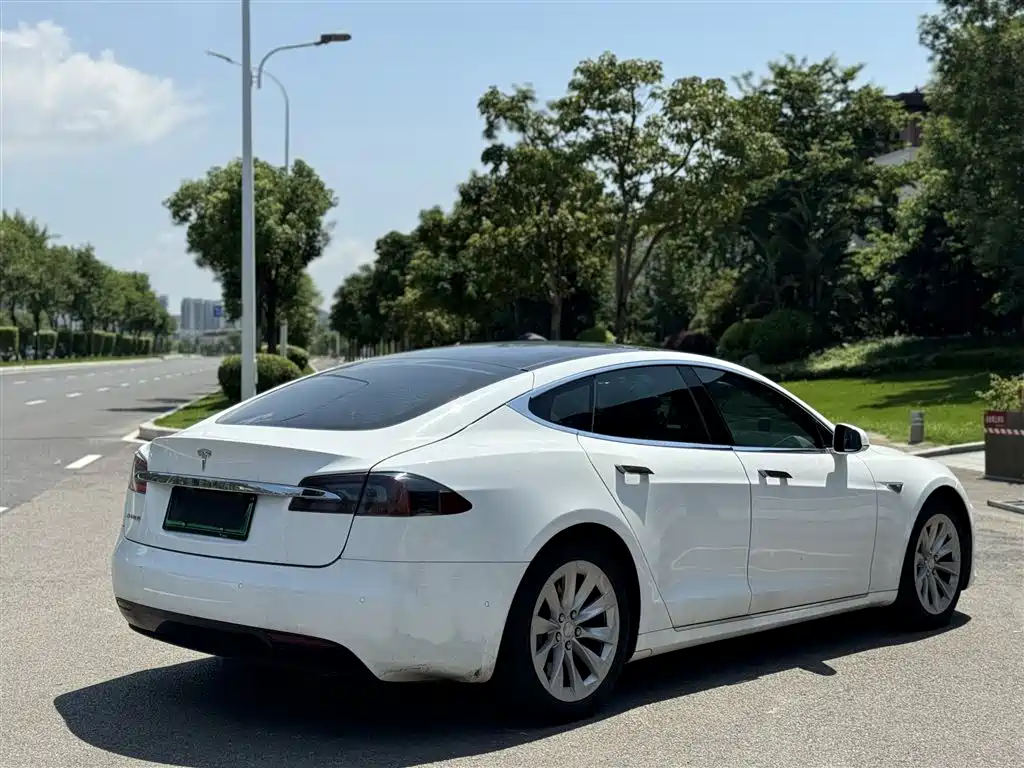 Photo 15 - Tesla Model S