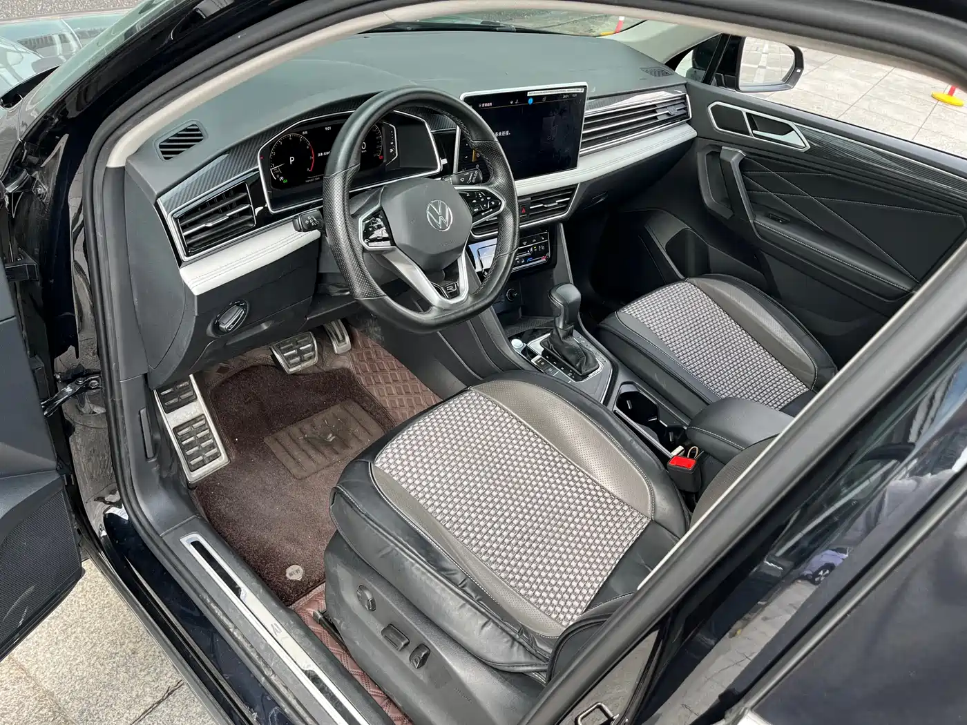 Volkswagen Tiguan L 2023 Facelift 330TSI Auto FWD R-Line Premium фото 12