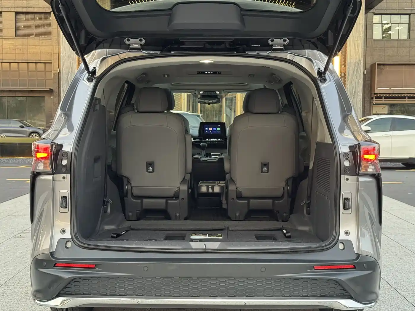 Toyota Granvia 2023 2.5L Hybrid Comfort Edition фото 16